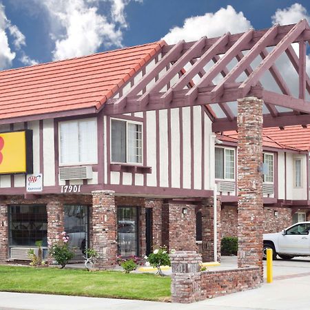 Super 8 By Wyndham Santa Clarita/Valencia Motel Bagian luar foto
