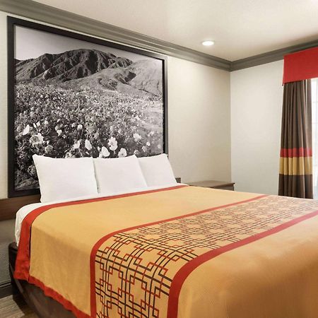 Super 8 By Wyndham Santa Clarita/Valencia Motel Bagian luar foto