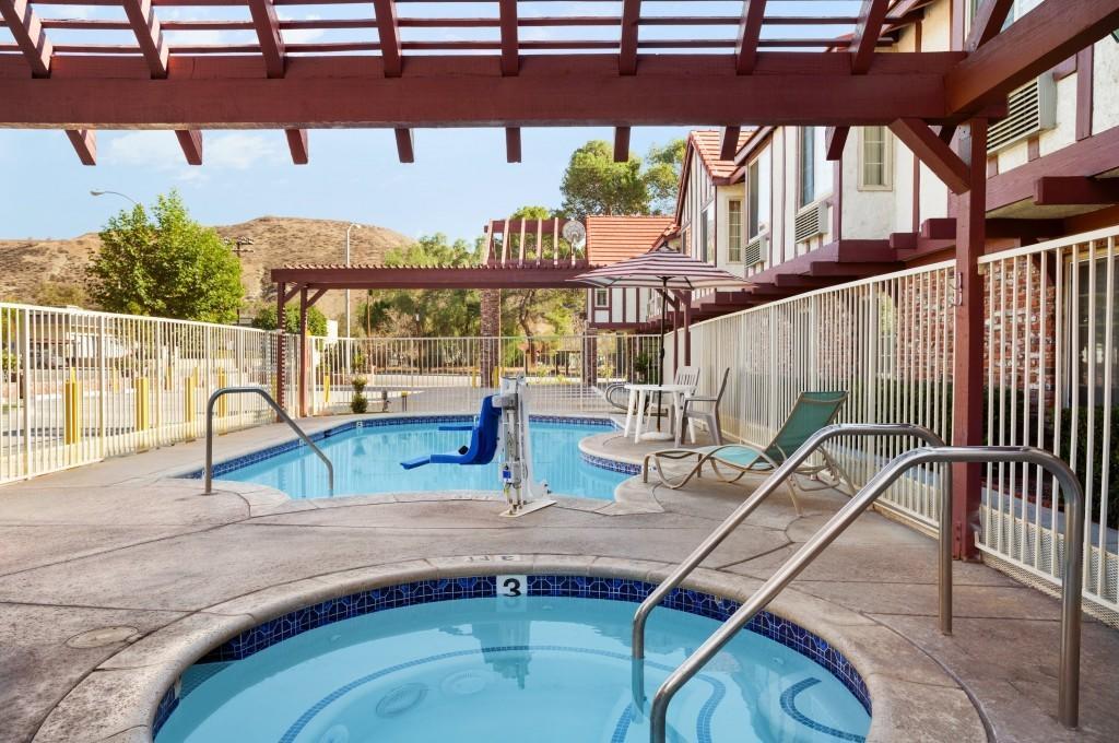 Super 8 By Wyndham Santa Clarita/Valencia Motel Bagian luar foto