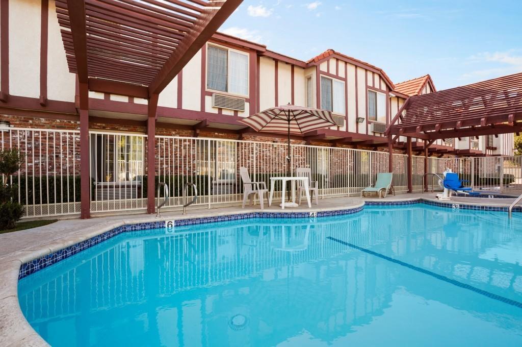 Super 8 By Wyndham Santa Clarita/Valencia Motel Bagian luar foto