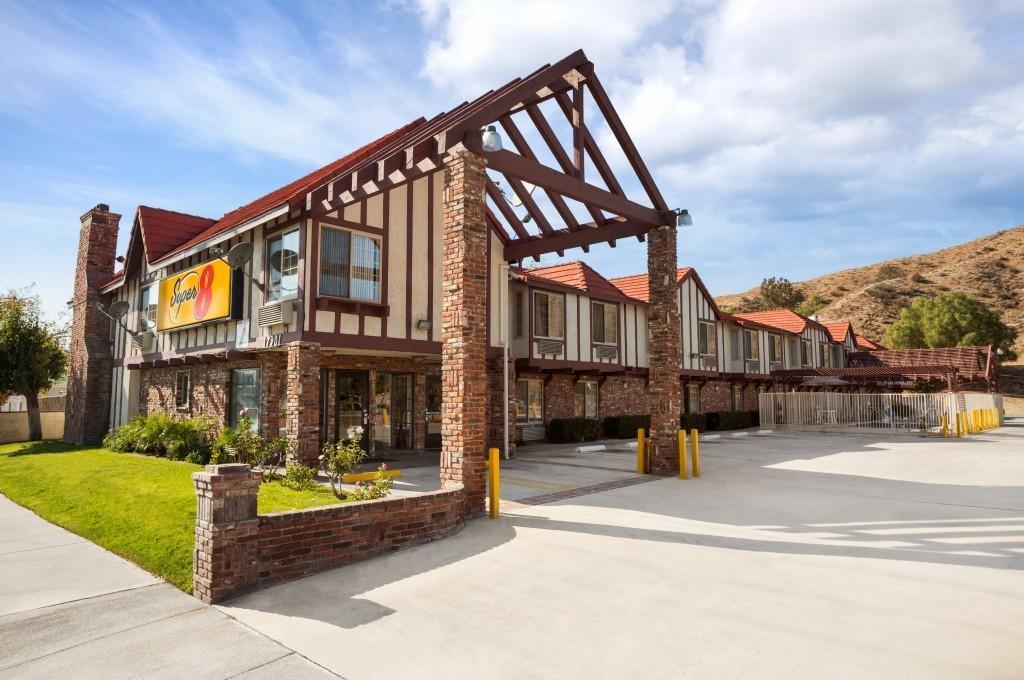 Super 8 By Wyndham Santa Clarita/Valencia Motel Bagian luar foto