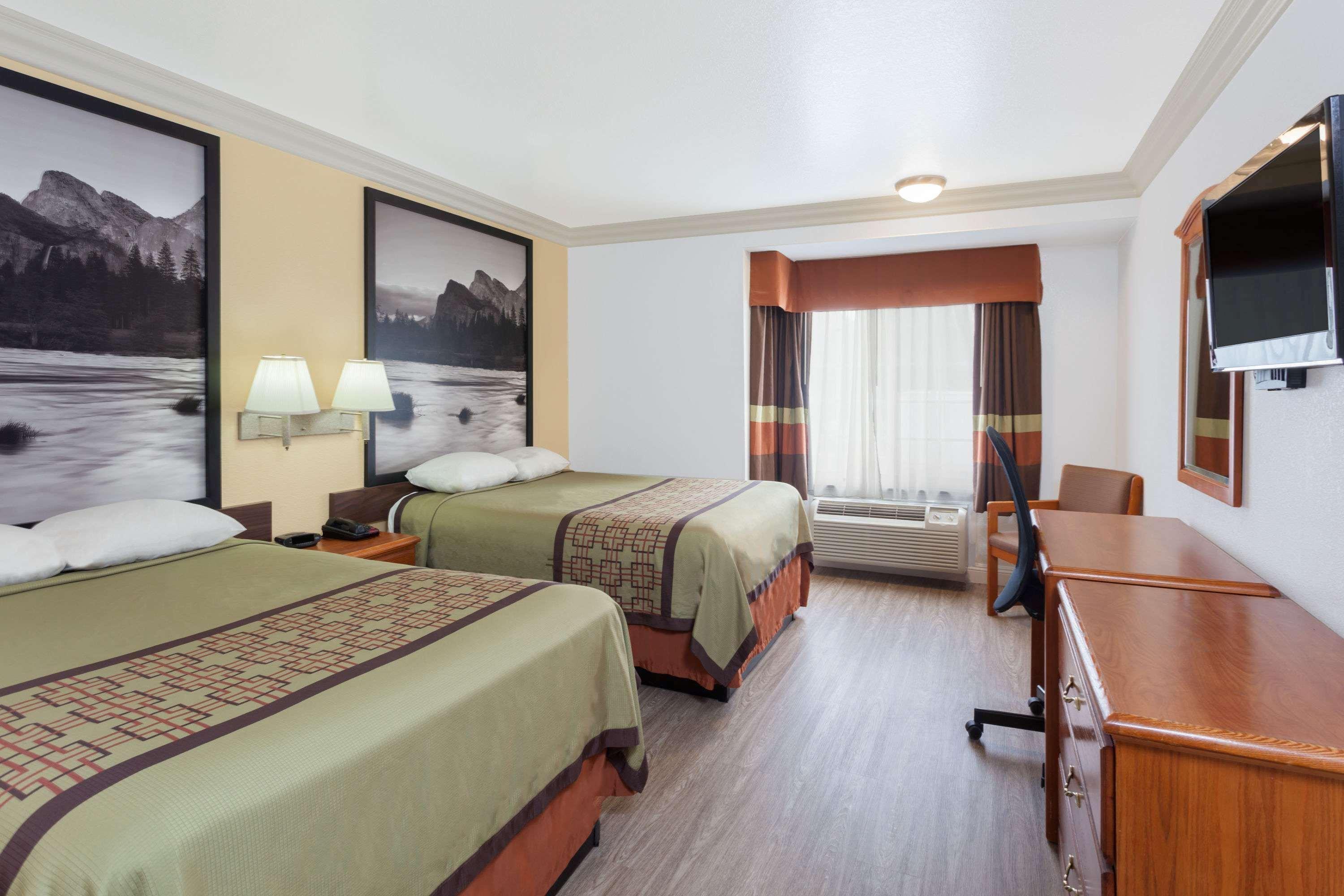Super 8 By Wyndham Santa Clarita/Valencia Motel Bagian luar foto