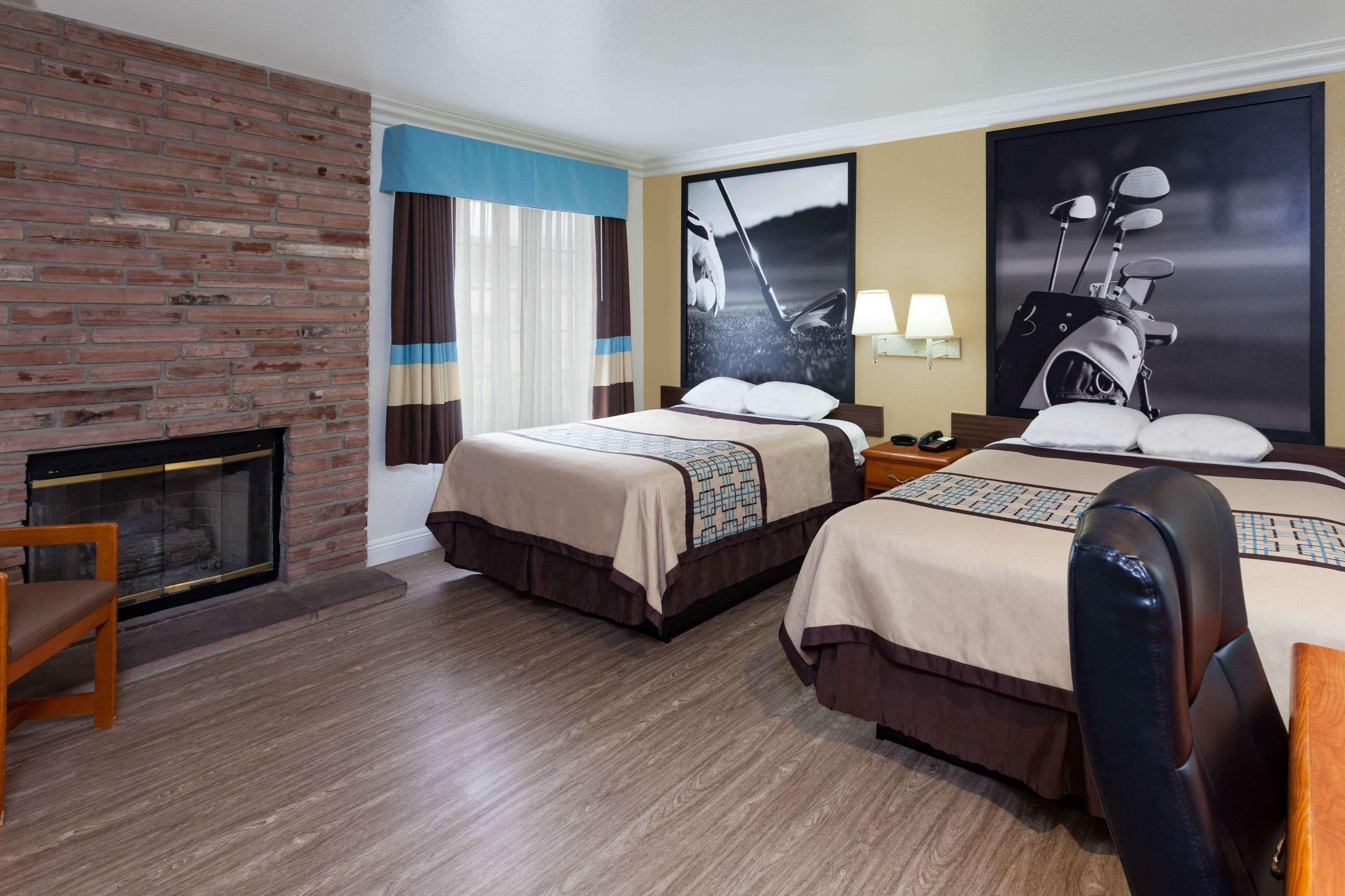 Super 8 By Wyndham Santa Clarita/Valencia Motel Bagian luar foto
