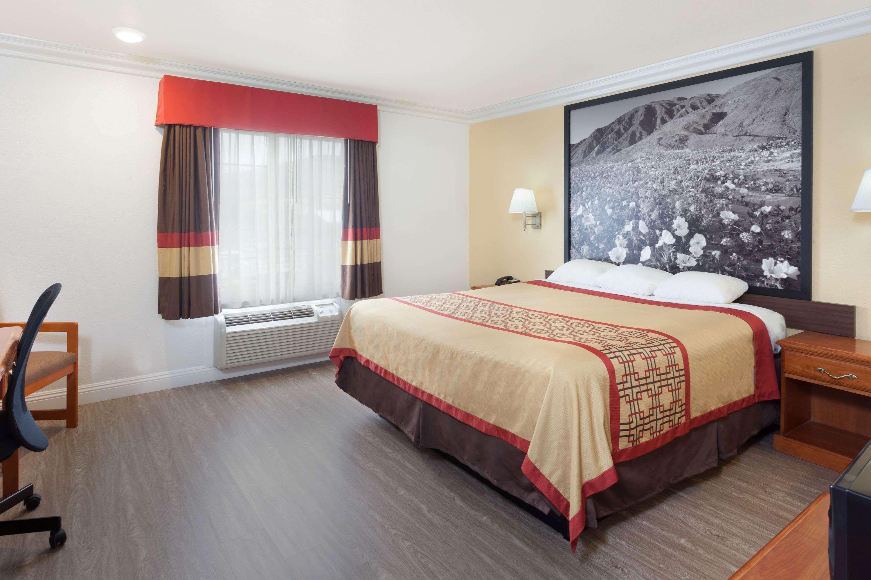 Super 8 By Wyndham Santa Clarita/Valencia Motel Bagian luar foto