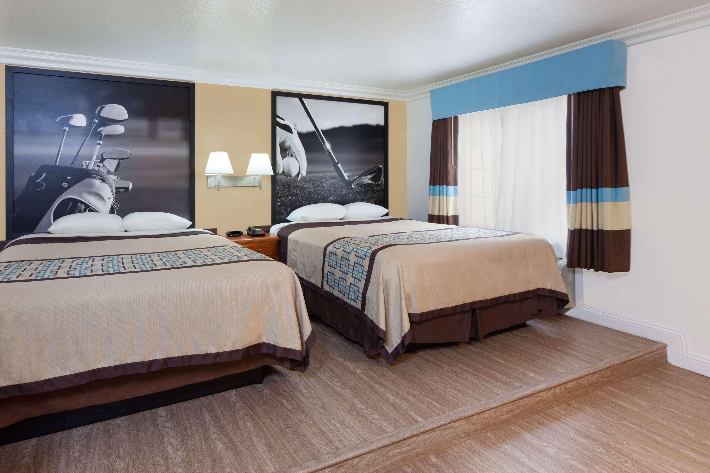 Super 8 By Wyndham Santa Clarita/Valencia Motel Bagian luar foto