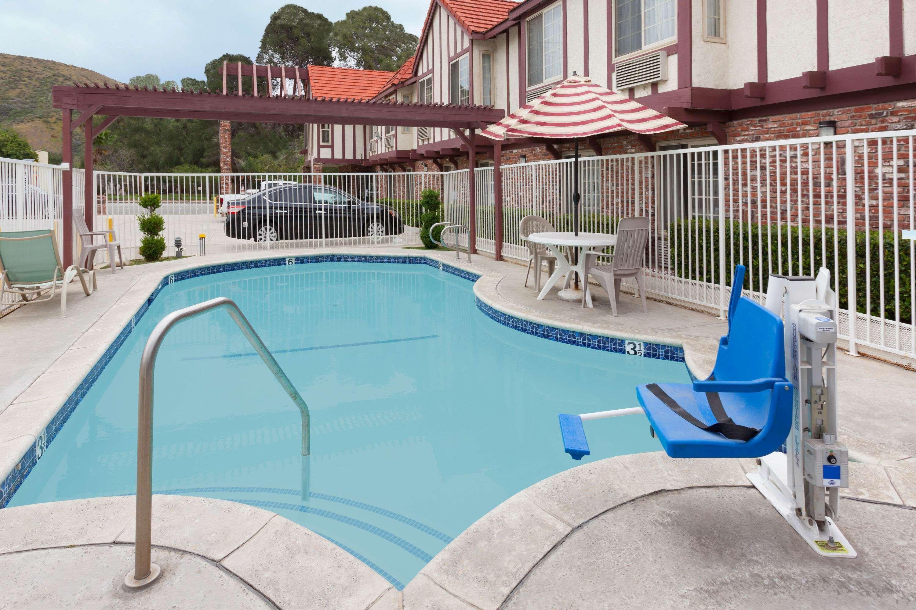 Super 8 By Wyndham Santa Clarita/Valencia Motel Bagian luar foto