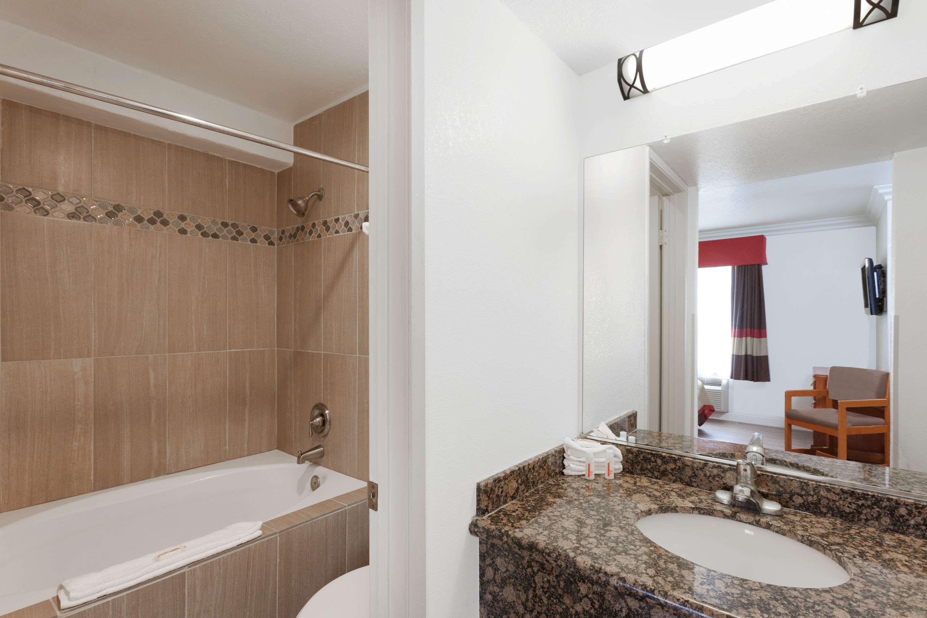 Super 8 By Wyndham Santa Clarita/Valencia Motel Bagian luar foto