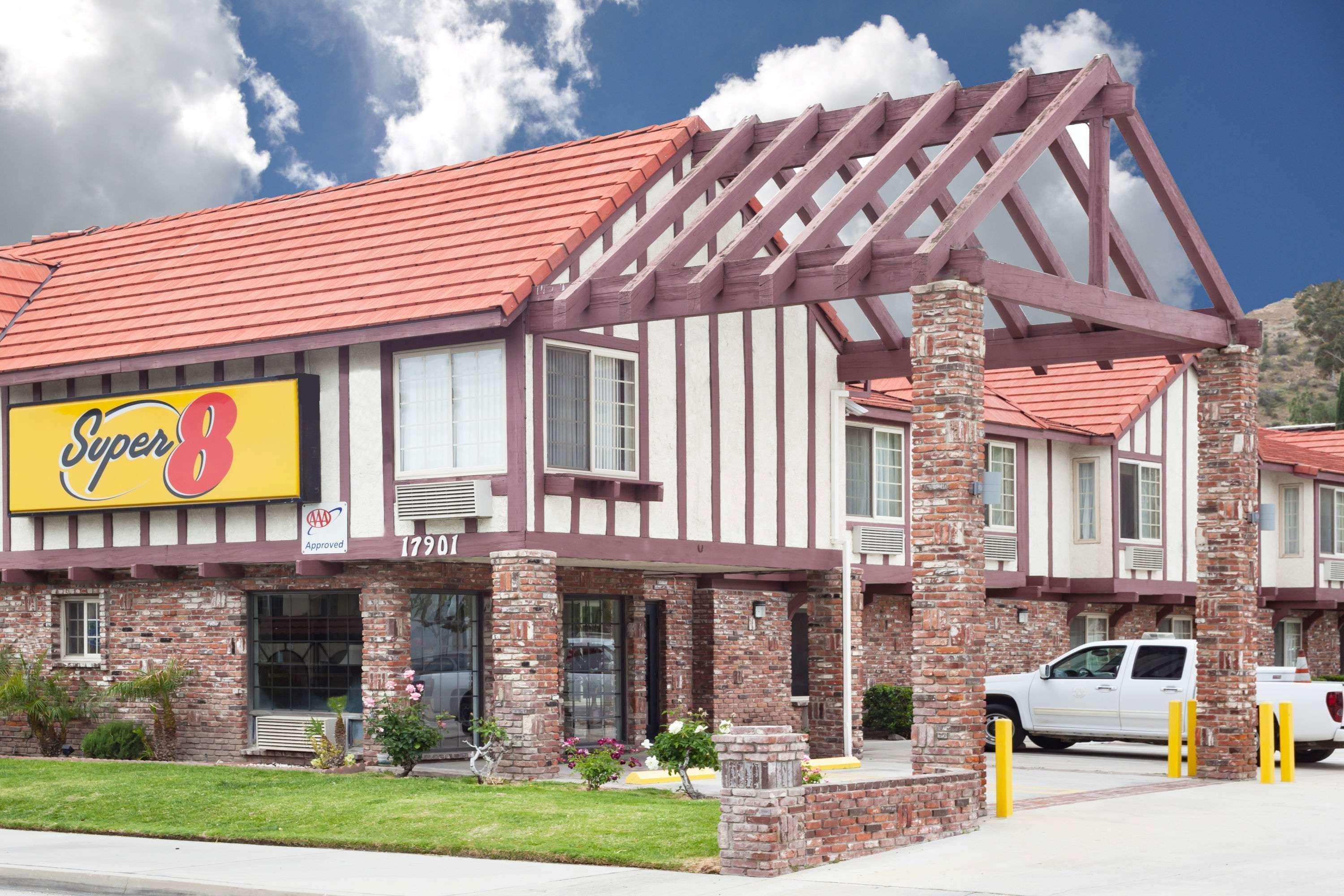 Super 8 By Wyndham Santa Clarita/Valencia Motel Bagian luar foto