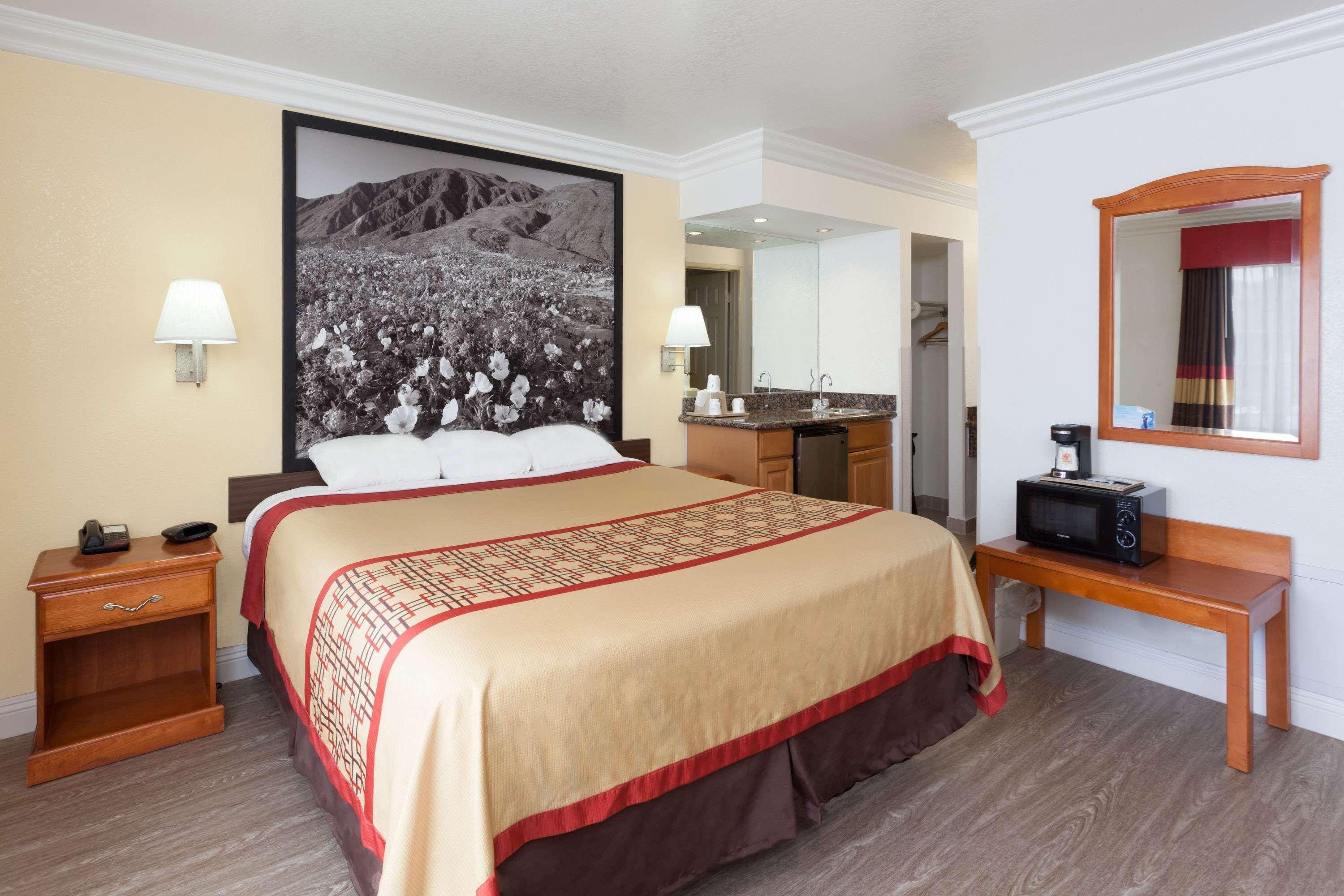 Super 8 By Wyndham Santa Clarita/Valencia Motel Bagian luar foto