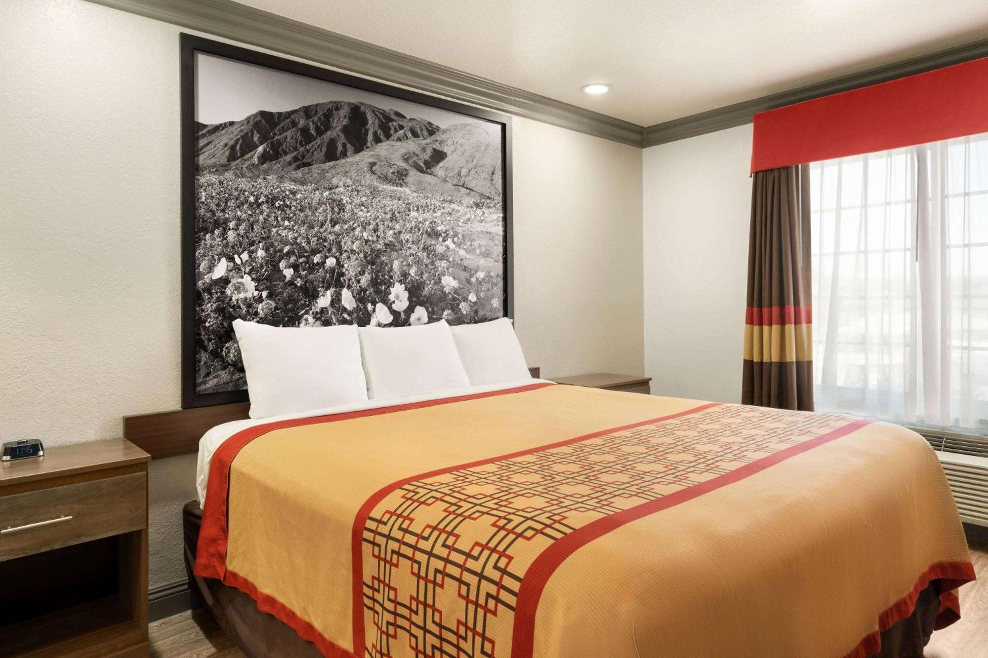 Super 8 By Wyndham Santa Clarita/Valencia Motel Bagian luar foto