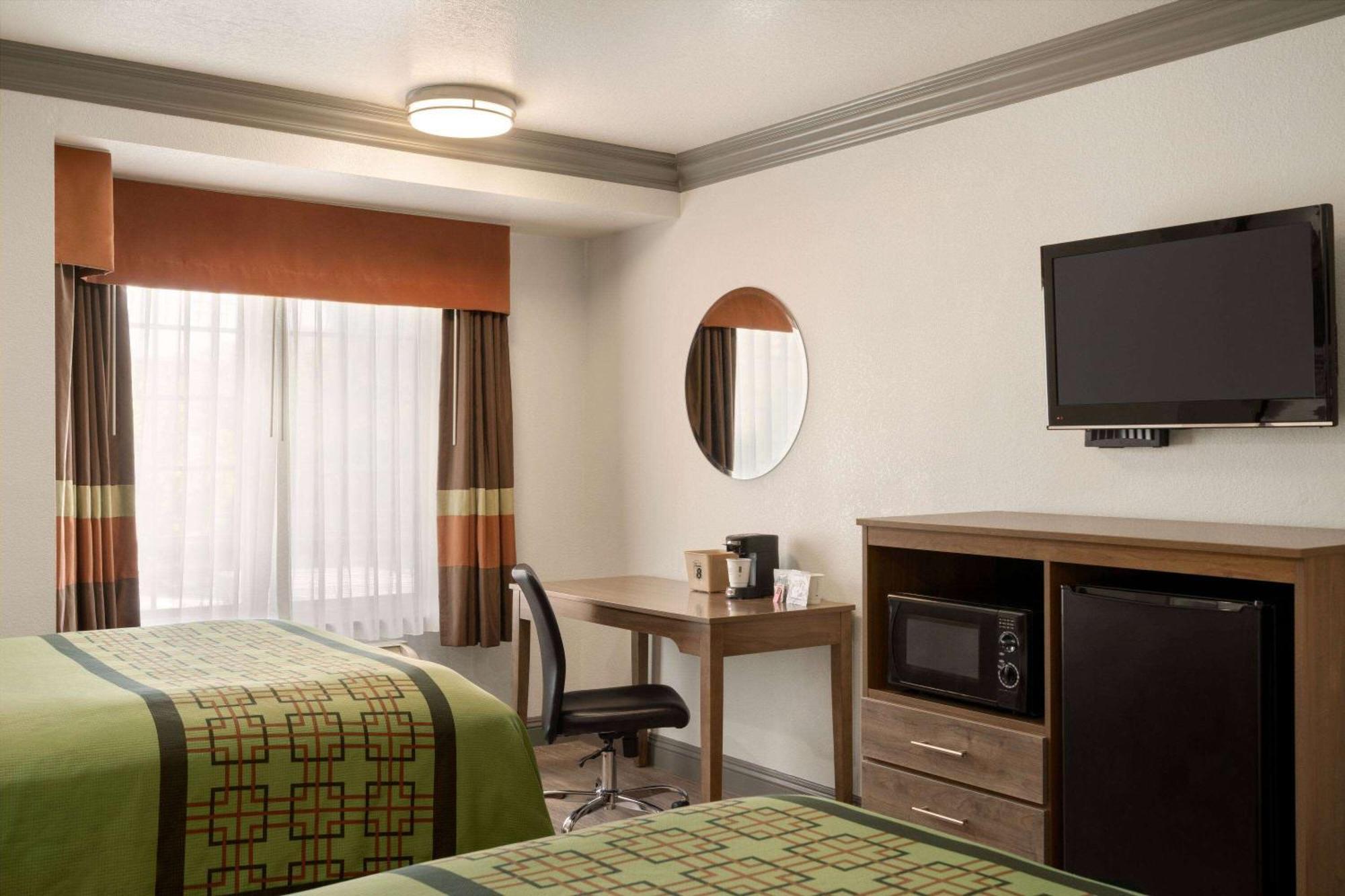 Super 8 By Wyndham Santa Clarita/Valencia Motel Bagian luar foto