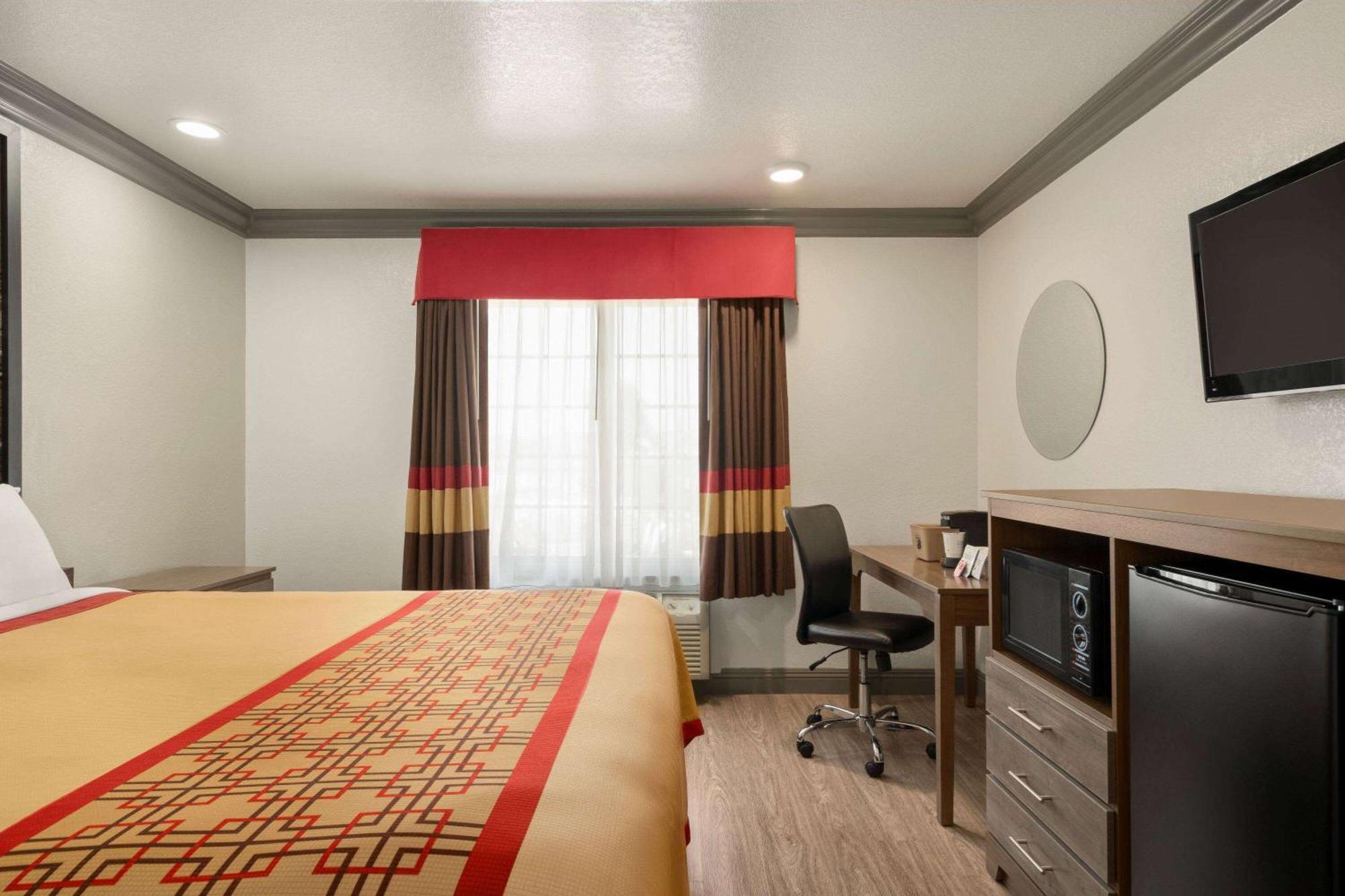 Super 8 By Wyndham Santa Clarita/Valencia Motel Bagian luar foto