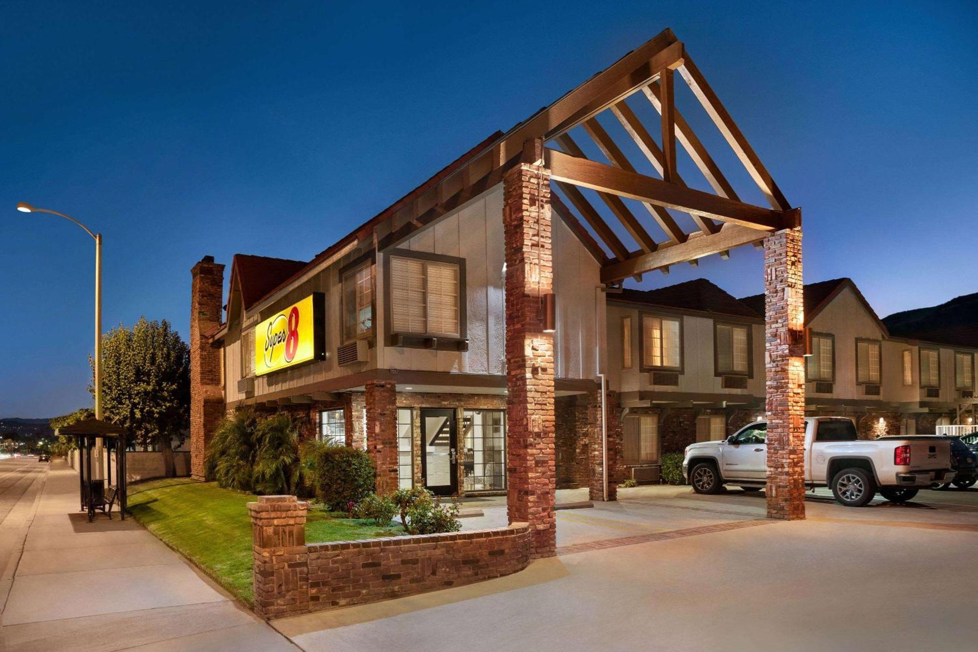 Super 8 By Wyndham Santa Clarita/Valencia Motel Bagian luar foto