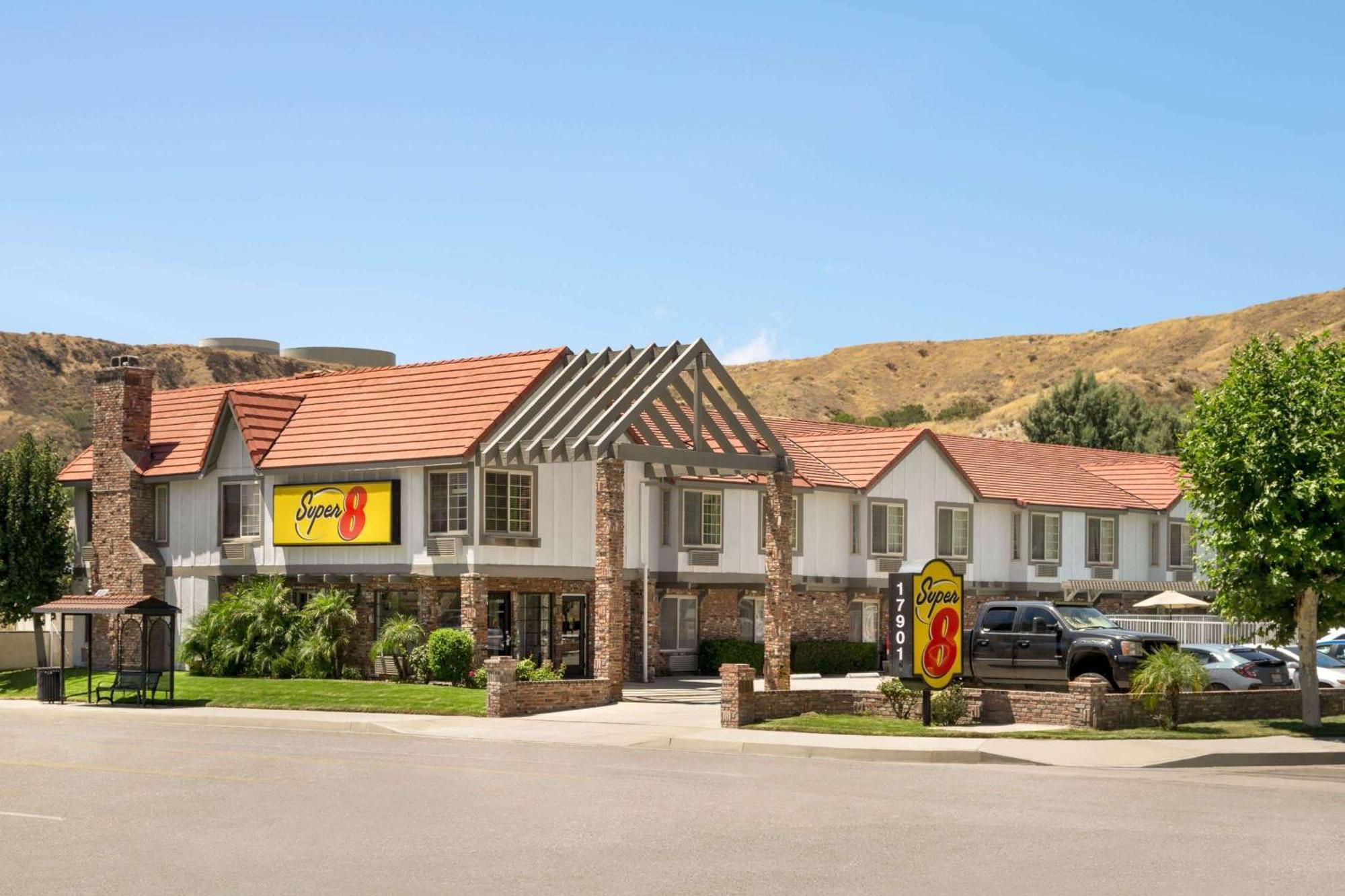 Super 8 By Wyndham Santa Clarita/Valencia Motel Bagian luar foto