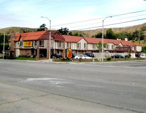 Super 8 By Wyndham Santa Clarita/Valencia Motel Bagian luar foto
