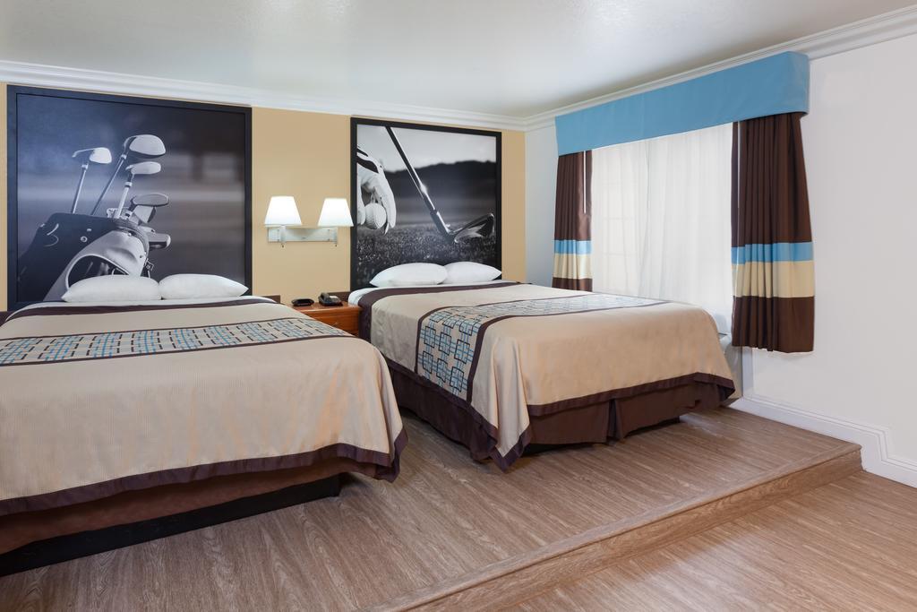 Super 8 By Wyndham Santa Clarita/Valencia Motel Bagian luar foto