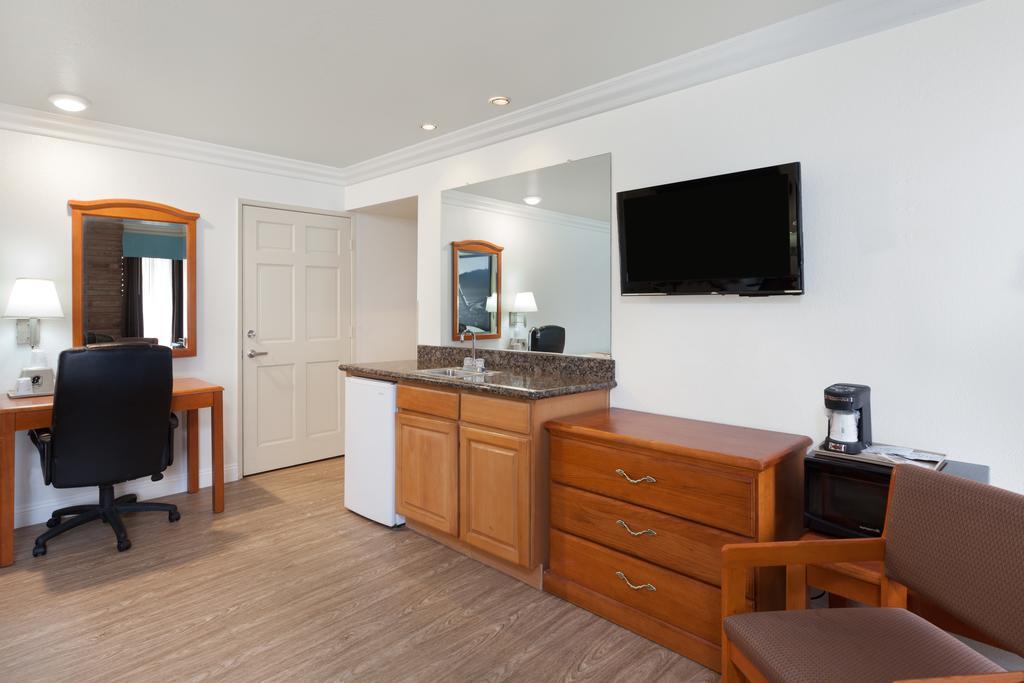 Super 8 By Wyndham Santa Clarita/Valencia Motel Bagian luar foto
